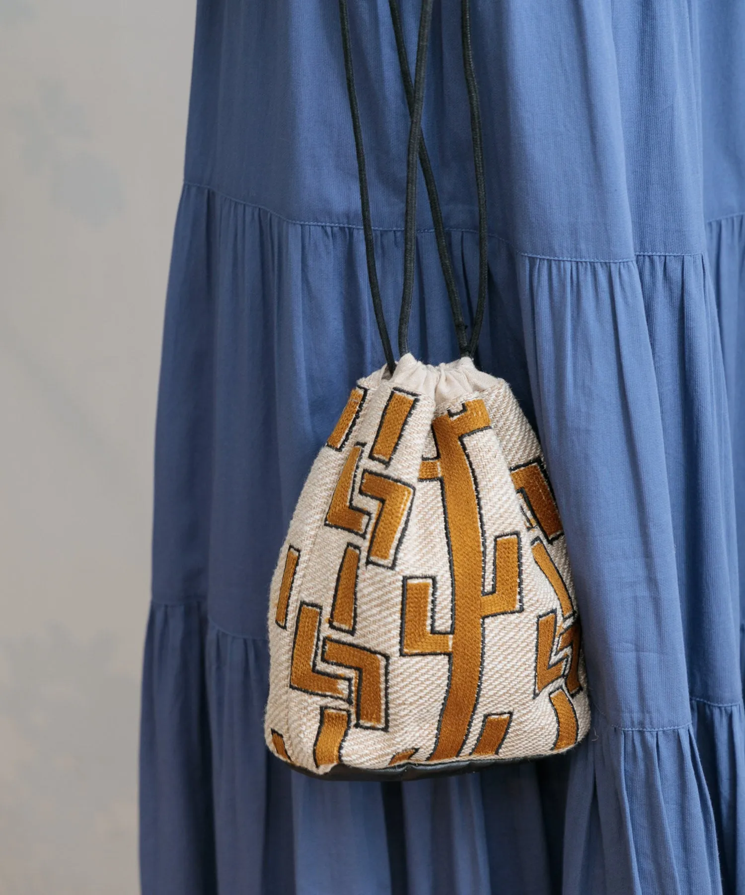 【WOMEN】beej drawstring emb bag