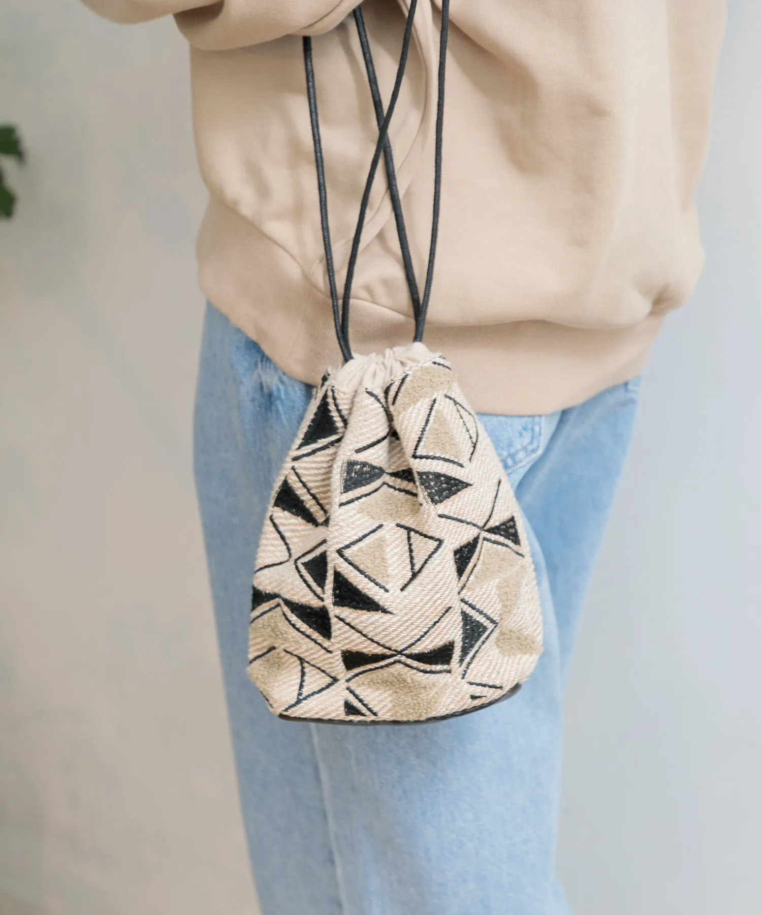 【WOMEN】beej drawstring emb bag