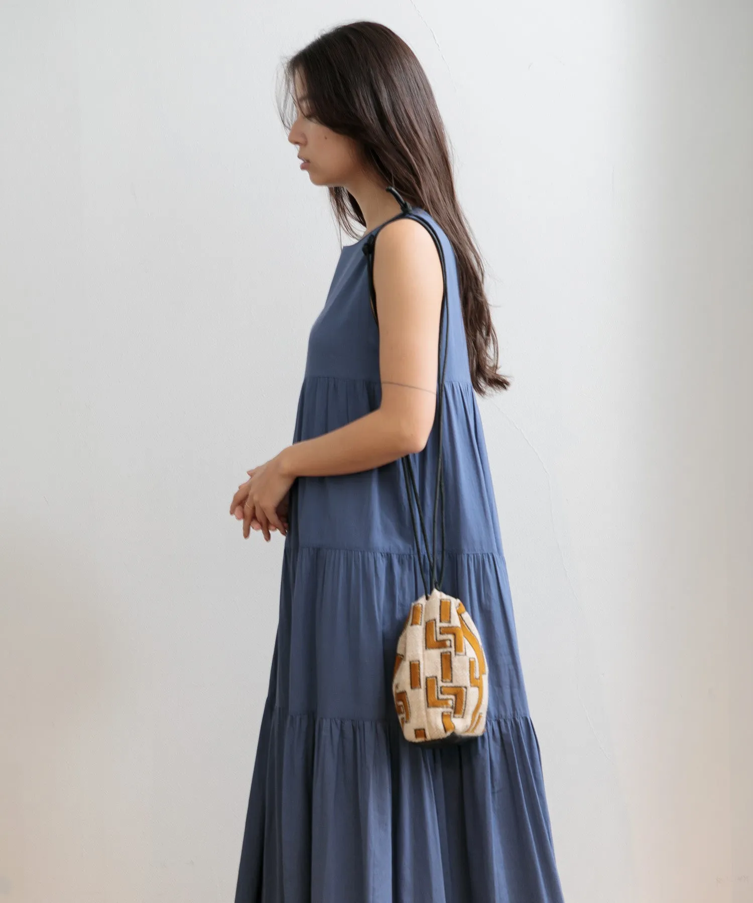 【WOMEN】beej drawstring emb bag